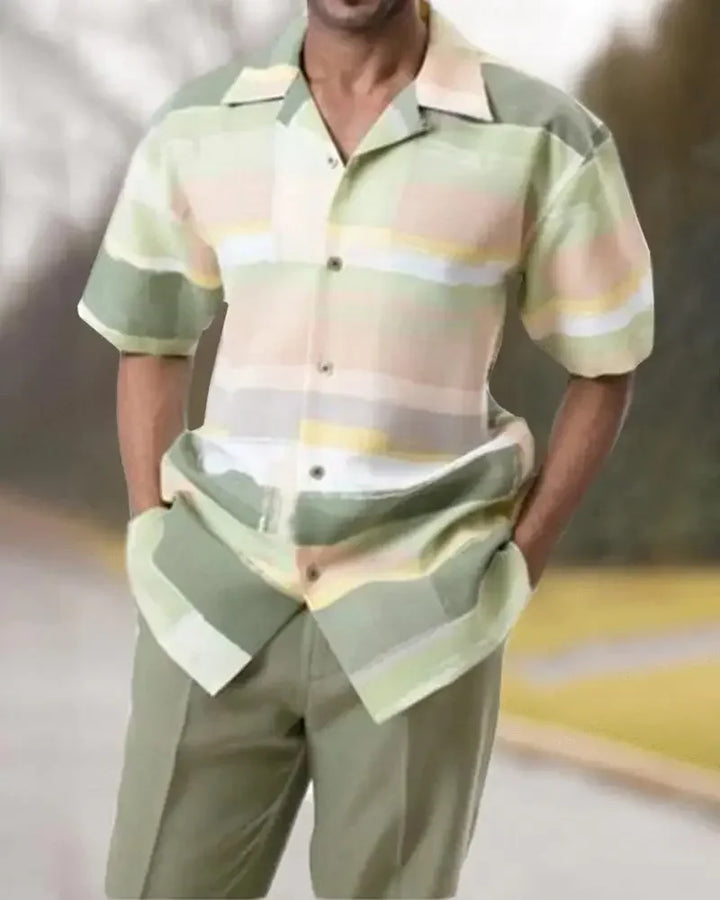 Herren Freizeit-Set: Einfarbiges Hemd und bequeme Hose, ideal für entspannte Freizeit.