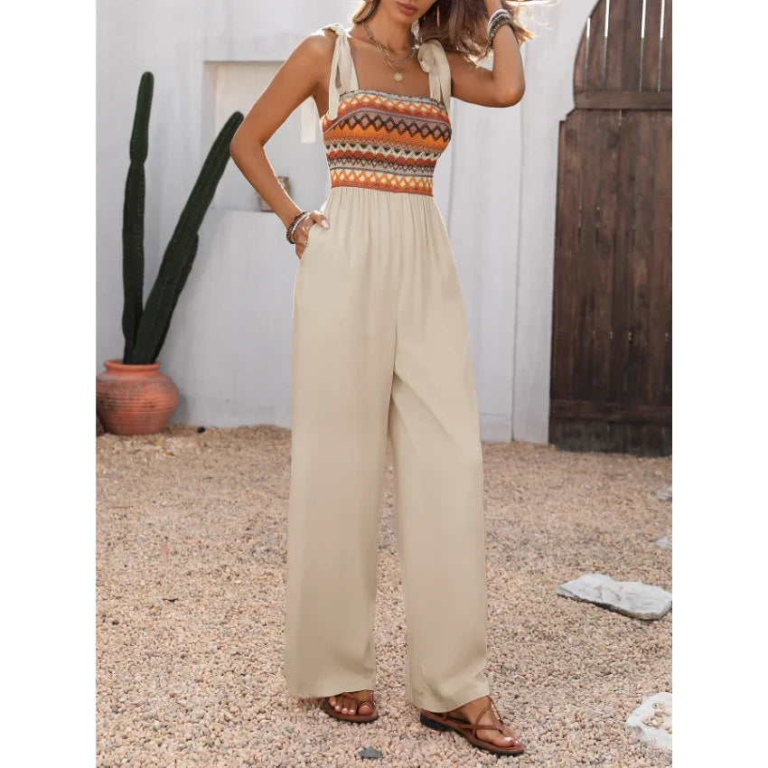 Vollansicht: Damen Jumpsuit in Aprikose mit weitem Bein und dünnen Trägern, ideal für warme Sommertage.