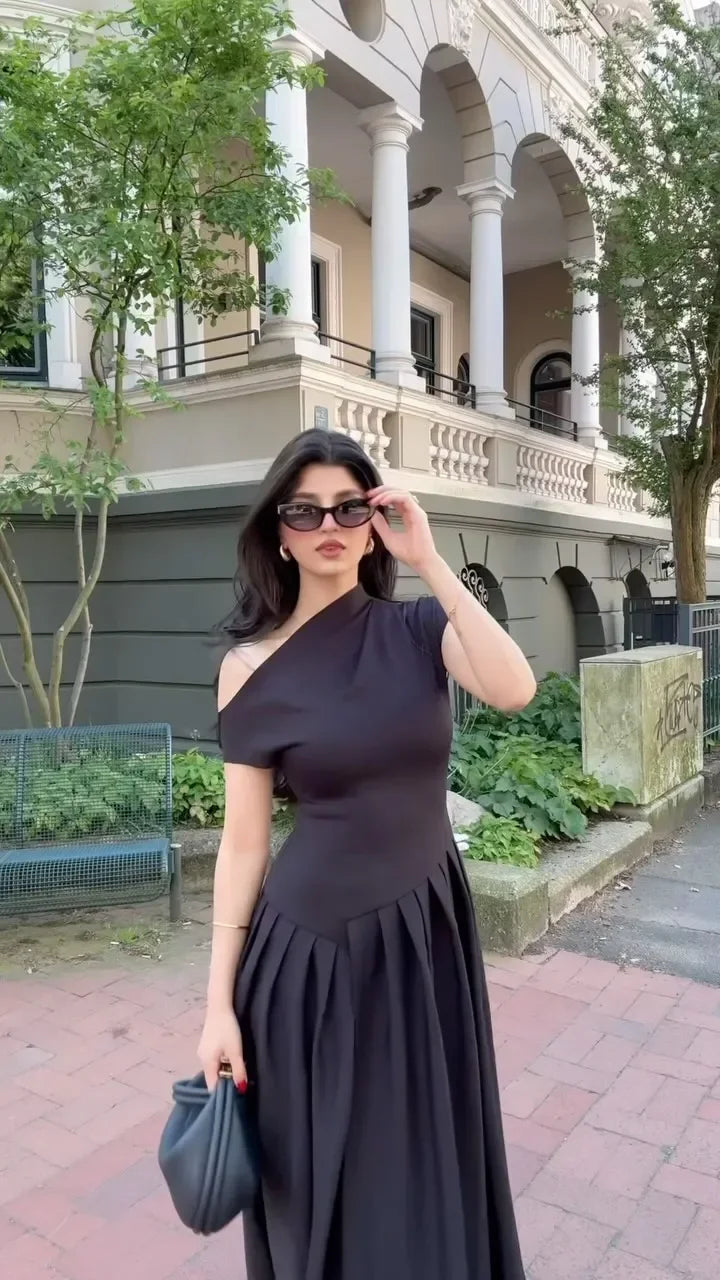 Modernes Damen Maxikleid in A-Linie mit hohem Kragen und elegantem, schwingendem Faltenrock.