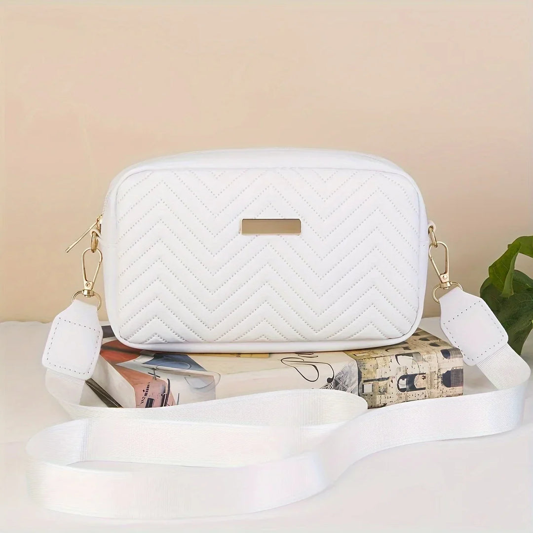 Stilvolle Damen Handtasche aus weißem Kunstleder mit verstellbarem Gurt, als Umhängetasche tragbar.