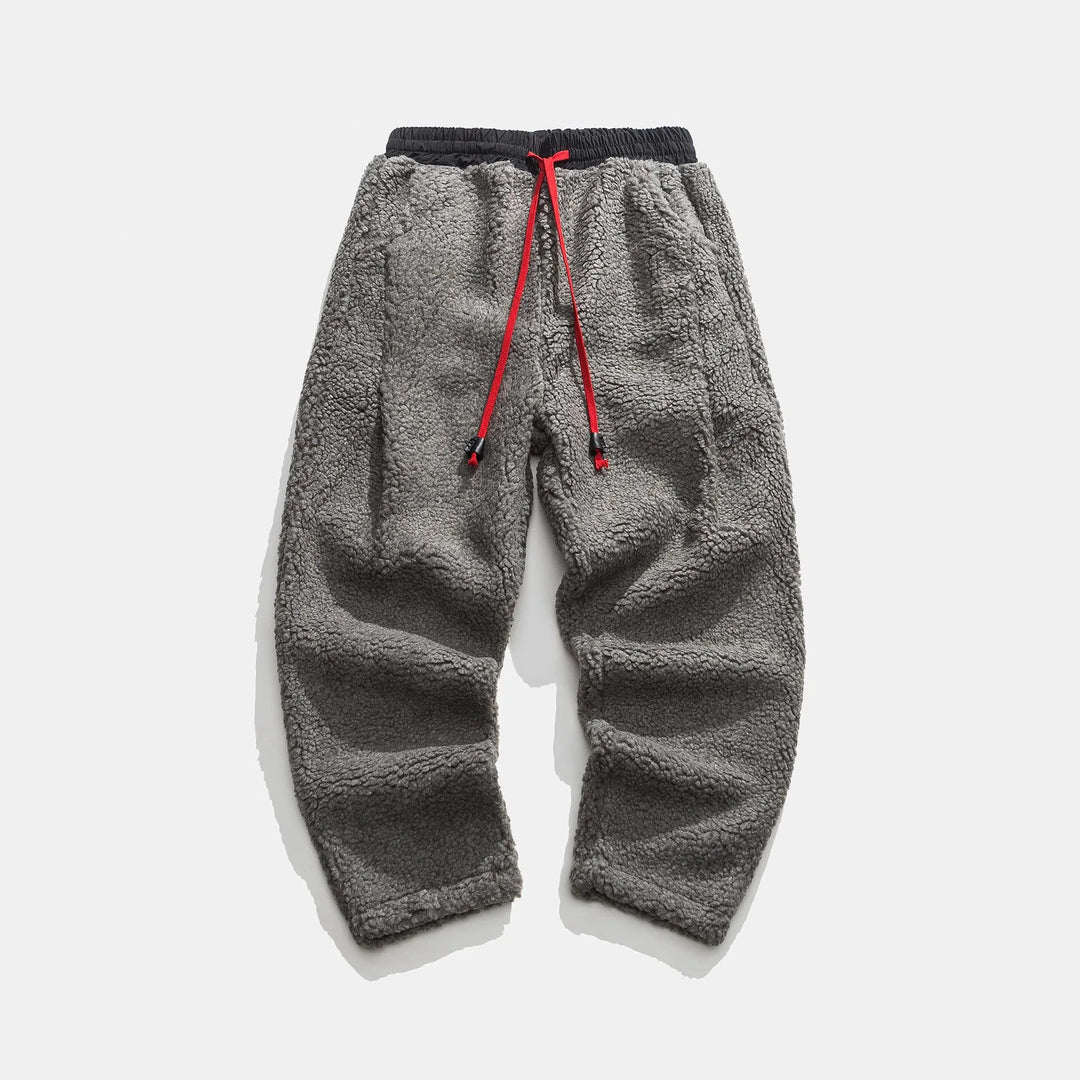 Moderne Herren-Sweathose mit Kordelzug und weicher Innenseite. Bietet stilvollen Komfort für Freizeit.