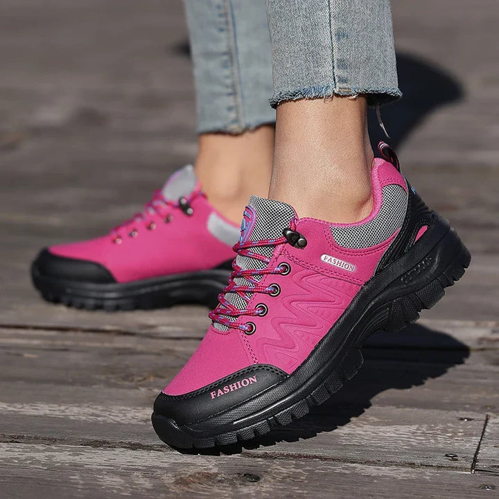 Strapazierfähige Damen Wanderstiefel, Seitenprofil, bieten Komfort & sicheren Halt für Outdoor-Abenteuer.