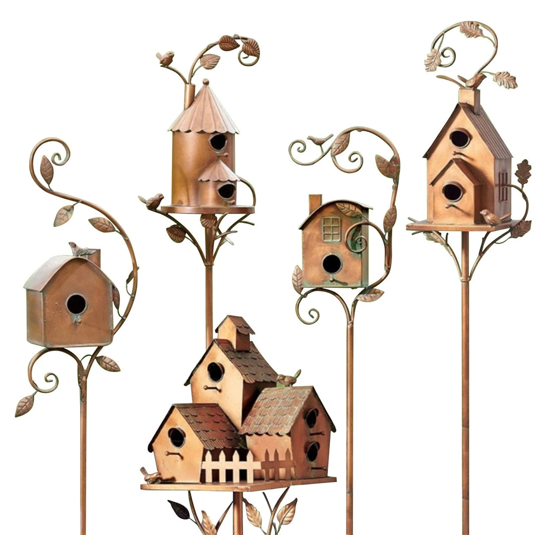 Kunstvolles Metall Vogelhaus als Gartenstecker. Dekorative Gartendeko & Futterstelle für Wildvögel.