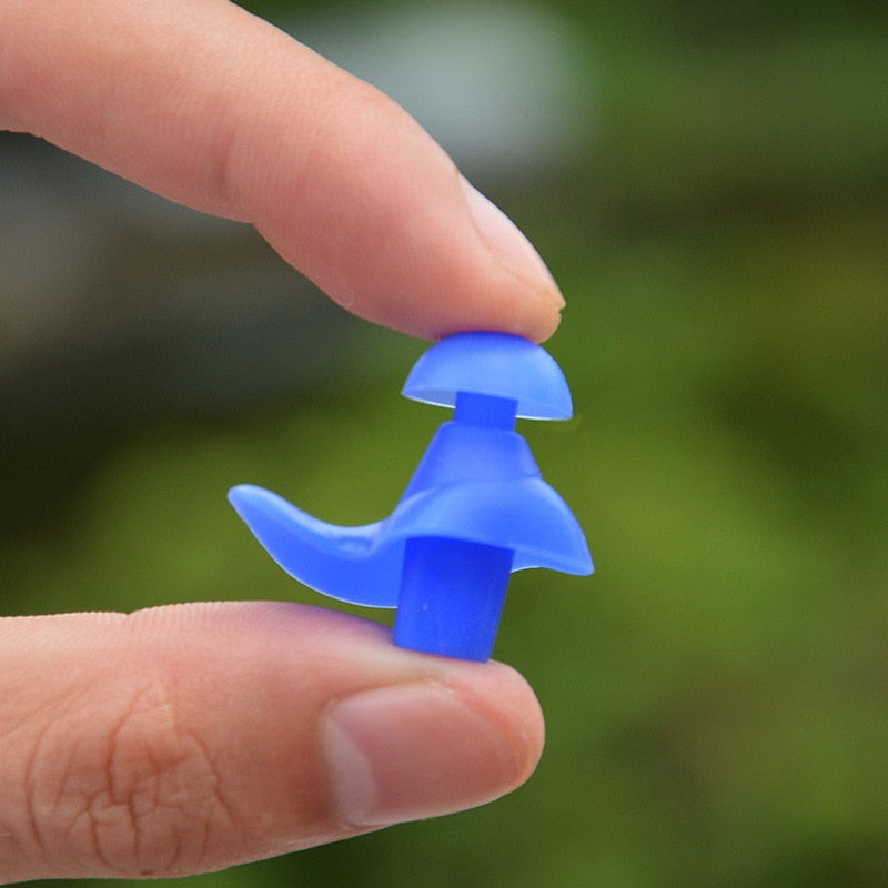 Blaue, wasserdichte Schwimm-Ohrstöpsel aus flexiblem Silikon für sicheren Ohrschutz beim Schwimmen.