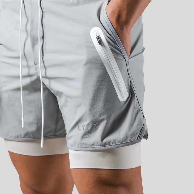 Sportler in Herren 2-in-1-Trainingshose beim Sprint, volle Konzentration auf Leistung.
