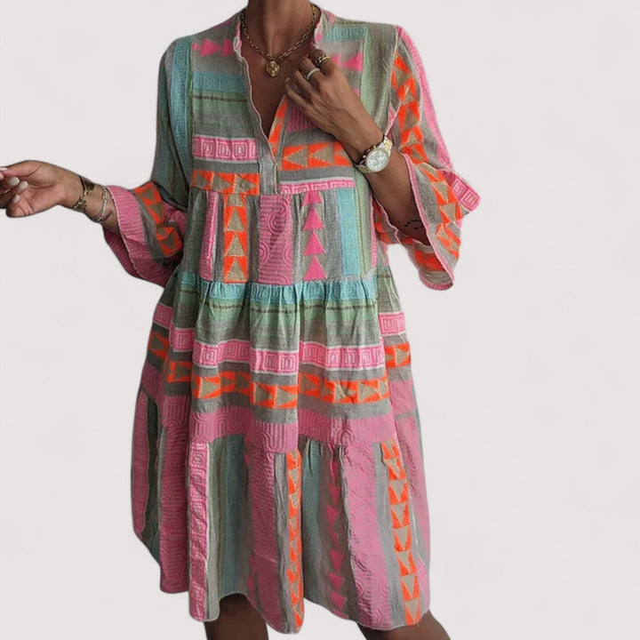 Elegantes pinkes Damen Stufenkleid im Boho-Stil, locker und bequem. Das fließende Design macht es zum idealen Sommer-Freizeitkleid.