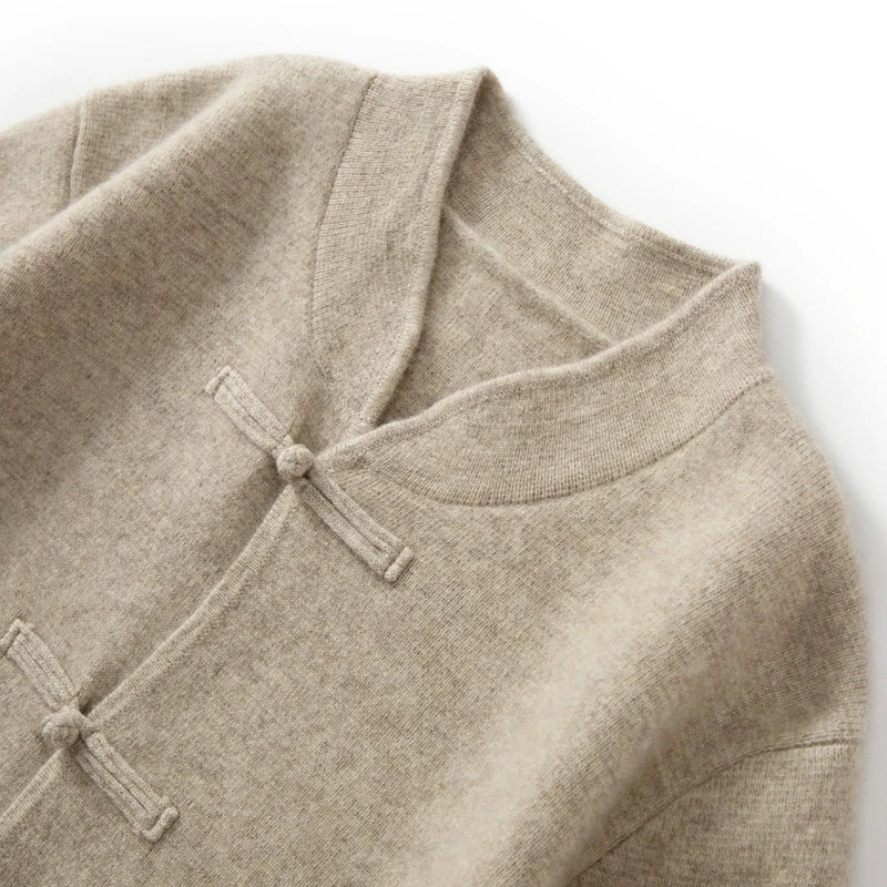 Elegante Herren-Strickjacke in klassischer Rundhals-Form mit praktischem Knebelverschluss. Stilvolle Oberbekleidung.