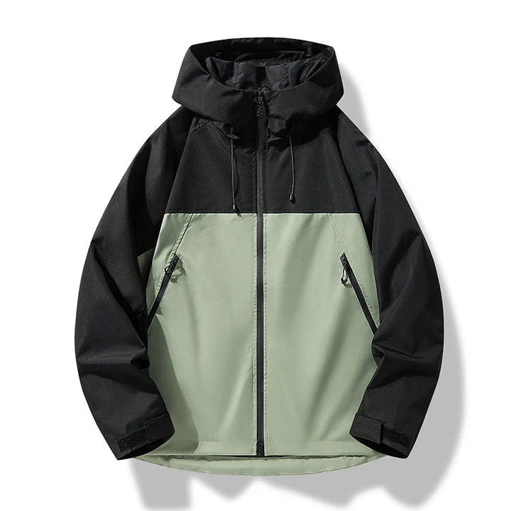 Aktiver Mann trägt wasserdichte Herren Outdoorjacke mit Kapuze beim Wandern in der Natur.