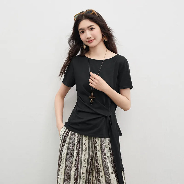 Modisches Damen T-Shirt mit Rundhals und raffinierter Wickeloptik am Saum.