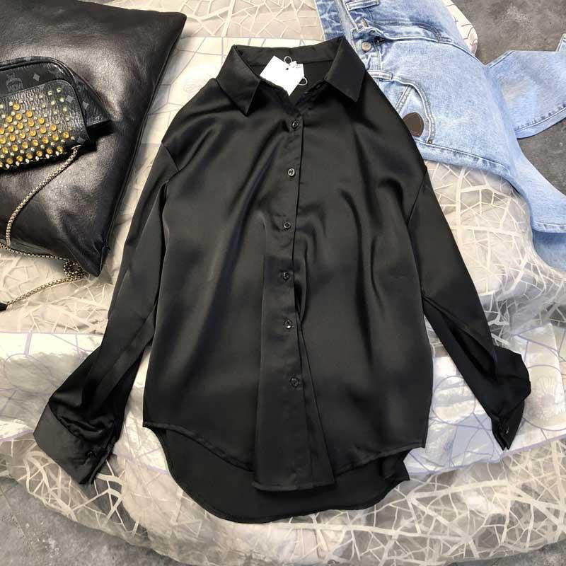 Stilvolle Frauenbluse in fließendem Stoff, perfekt für elegante Anlässe und Büro-Outfits.