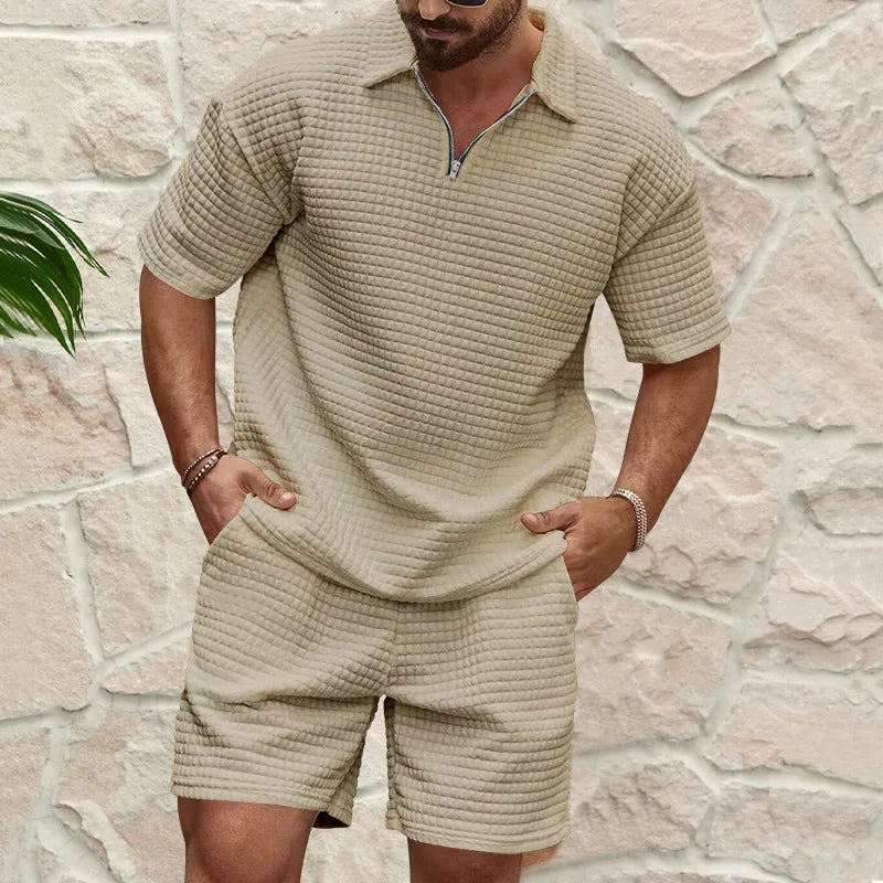 Moderner Herren Zweiteiler: Casual Polo-Shirt mit Reißverschluss & passende Shorts für den Sommer.