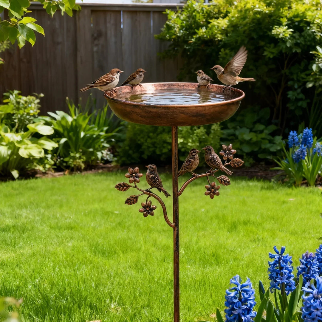 Vogeltränke mit Erdspieß in wetterfester Kupfer-Optik für Wildvögel im Garten, ideal als Vogelbad & Deko.