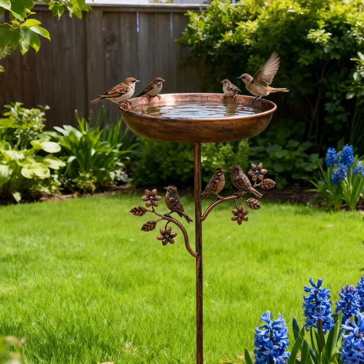 Vogeltränke mit Erdspieß in wetterfester Kupfer-Optik für Wildvögel im Garten, ideal als Vogelbad & Deko.