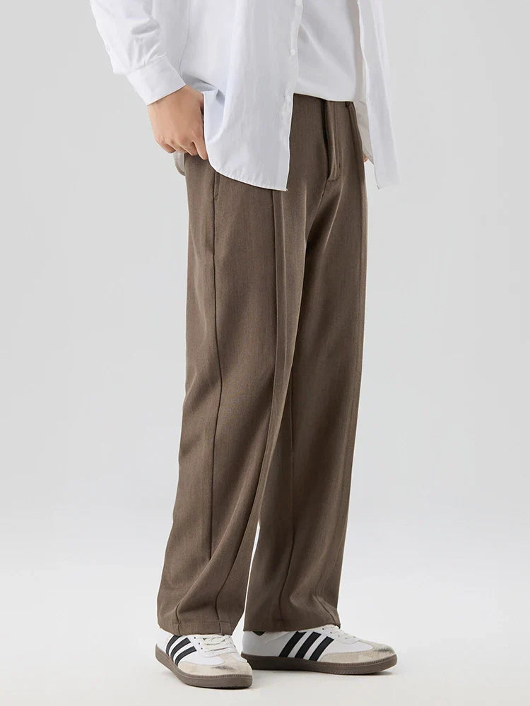 Herren Stoffhose in Braun, Seitenansicht: gerades Bein, Bundfalten-Detail. Elegant & bequem.
