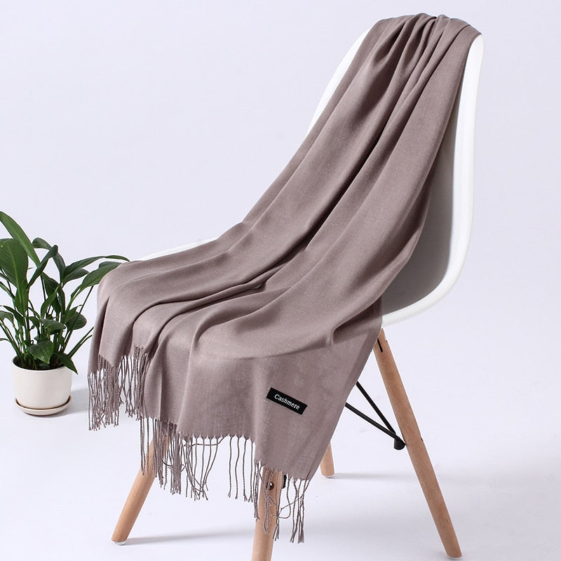 Klassisches Damen Halstuch, elegant gemustert, weich und vielseitig kombinierbar.