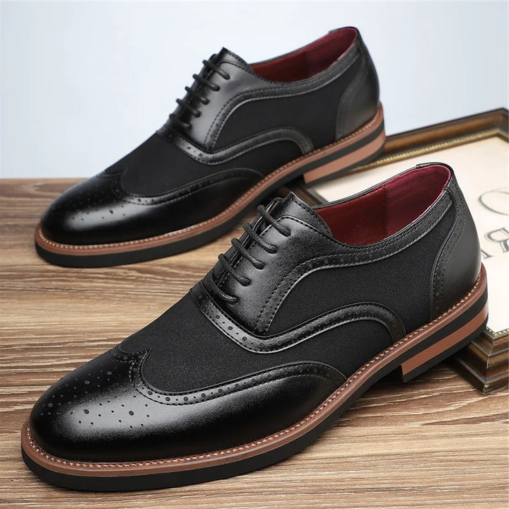 Klassische zweifarbige Herren Oxford Brogues. Elegante Business-Schnürschuhe für stilvolle Männergarderobe.