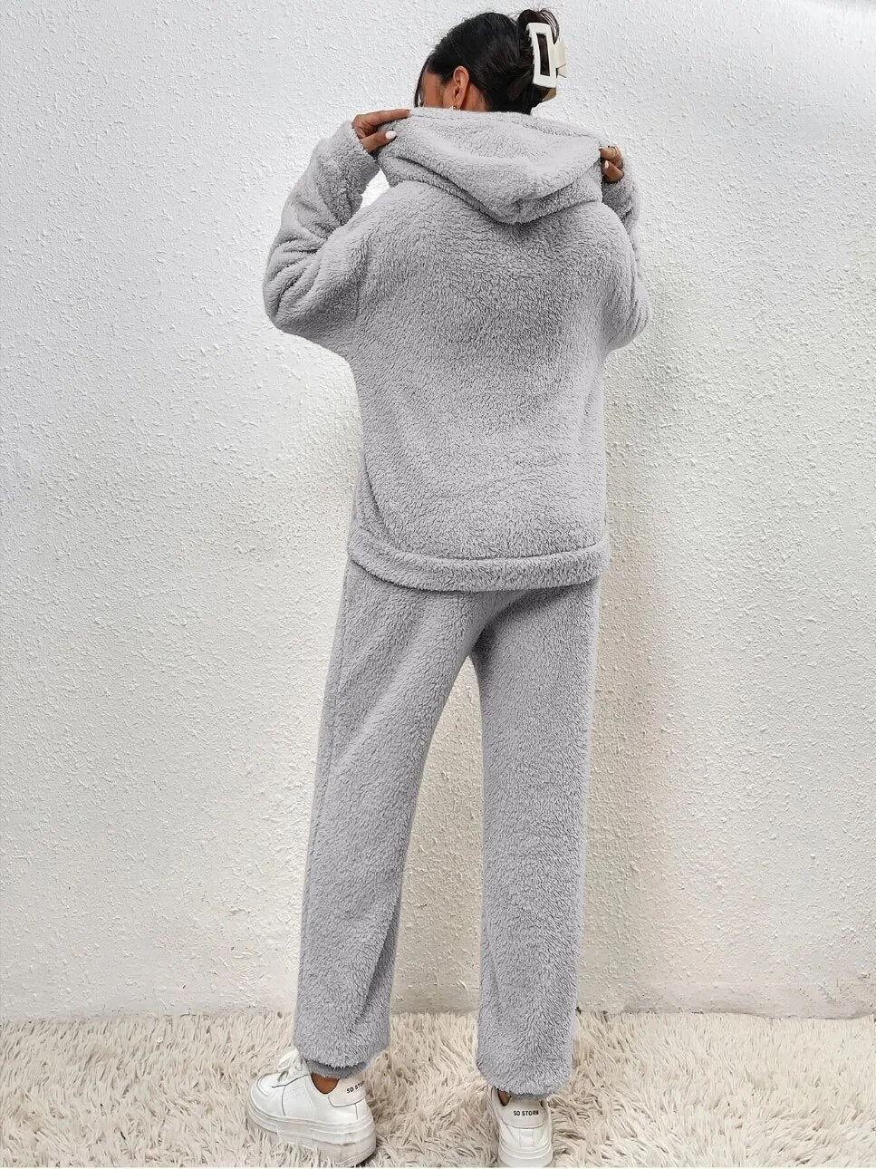 Gemütlicher Damen Teddy-Hausanzug mit Kapuze, Ihr perfekter Begleiter für Homewear.