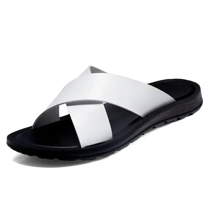 Ein Mann trägt elegante Sommer Pantoletten Lorenzo. Bequeme & stilvolle Slip-on Sandalen für Freizeit & Reise.