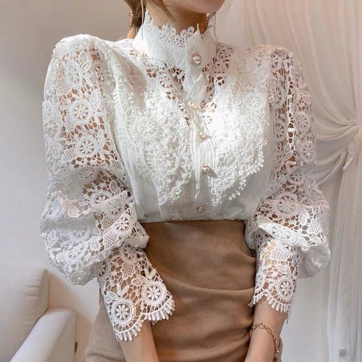 Vintage-inspirierte Damen Spitzenbluse Lucy mit zarten Spitzenapplikationen und Puffärmeln.