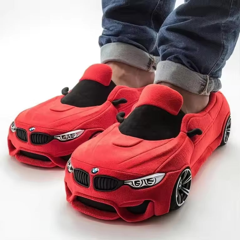 Herren Winterpantoffeln "AutoLuxe" vor Kamin, symbolisieren Gemütlichkeit & Wärme im heimischen Wohnzimmer.