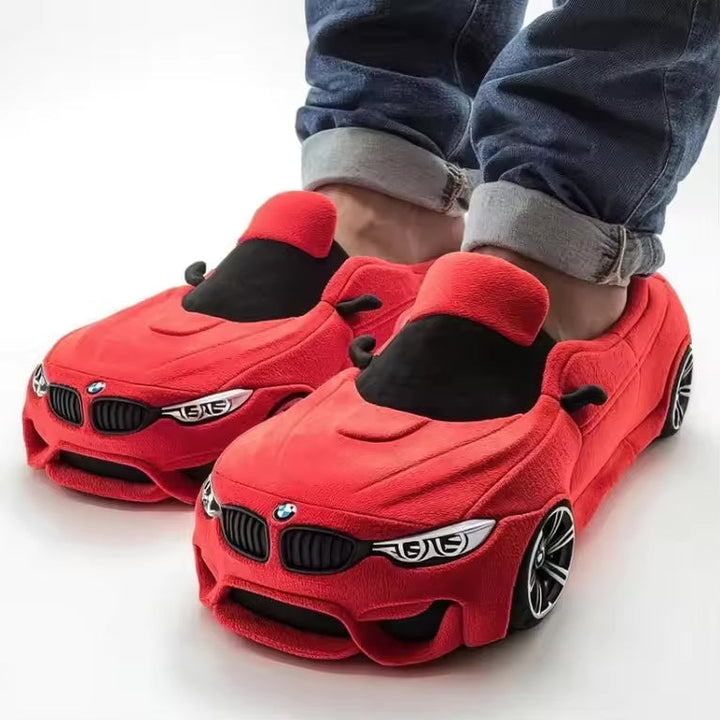 Herren Winterpantoffeln "AutoLuxe" vor Kamin, symbolisieren Gemütlichkeit & Wärme im heimischen Wohnzimmer.