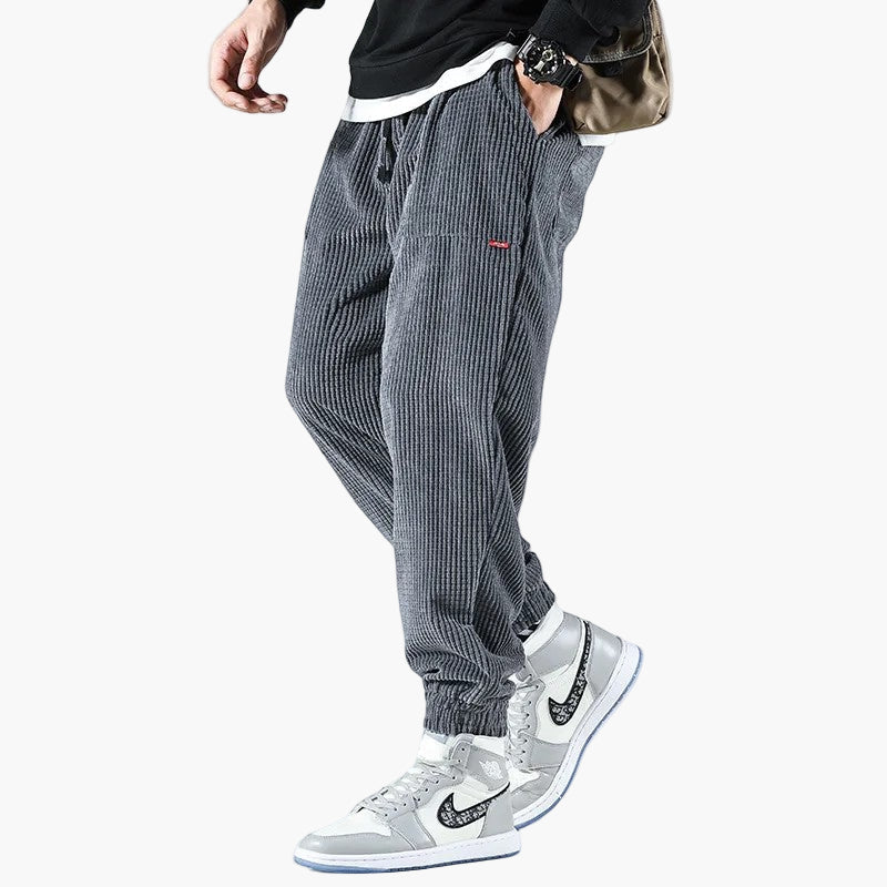 Komfortable Herren Lifestyle-Hose aus weichem Stoff mit elastischem Saum, ideal für entspannte Streetwear-Looks.