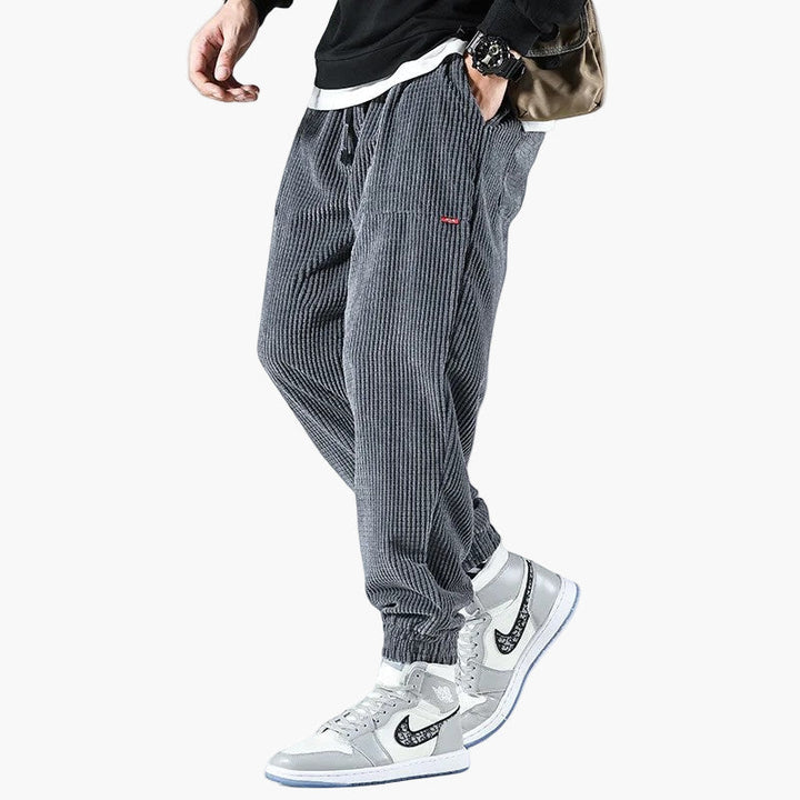 Komfortable Herren Lifestyle-Hose aus weichem Stoff mit elastischem Saum, ideal für entspannte Streetwear-Looks.