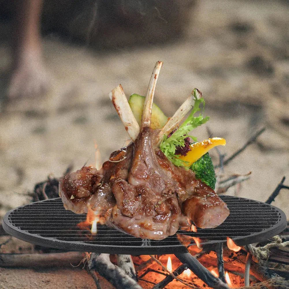 Runder Gusseisen Grillrost für den Gartengrill, ermöglicht scharfe Brandings und gleichmäßiges Braten.