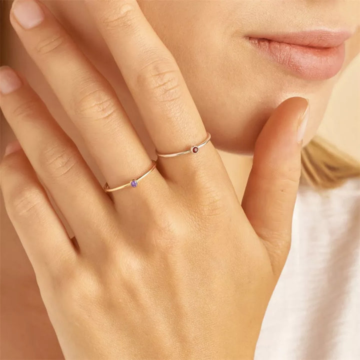 Personalisierter Damen Geburtssteinring, schlicht & elegant, perfektes Geburtstagsgeschenk für Frauen.