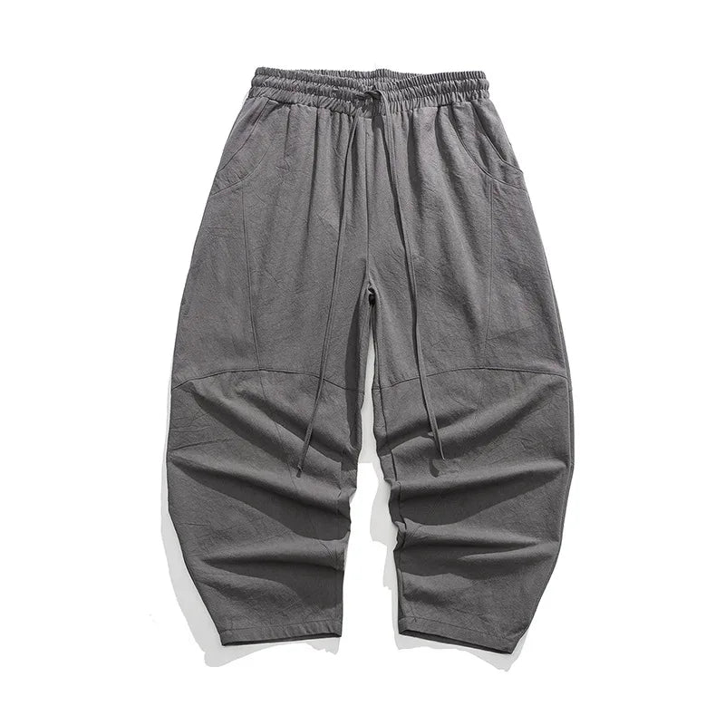 Mann trägt graue Herren Weithose. Lockerer Schnitt, modern. Ideal für entspannte Tage & Männer Mode.