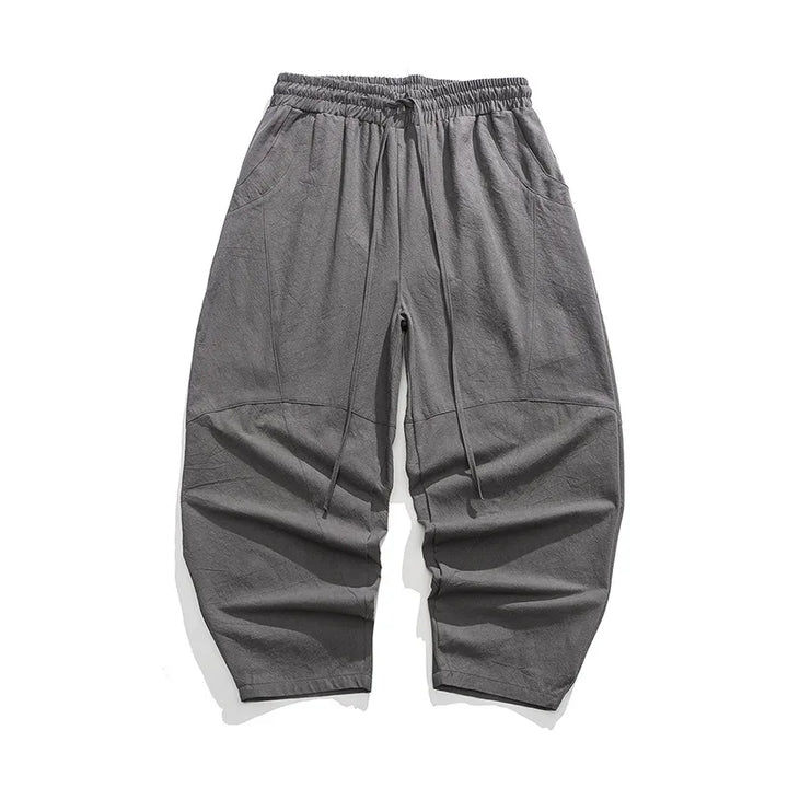 Mann trägt graue Herren Weithose. Lockerer Schnitt, modern. Ideal für entspannte Tage & Männer Mode.