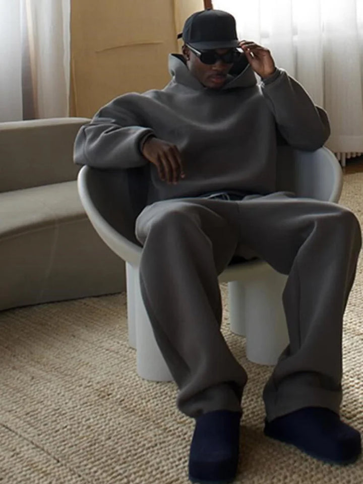 Herrenmode: Oversized Freizeitanzug: Moderner Zweiteiler Bastian mit Kapuzenpullover & Jogginghose für einen lässigen Look.