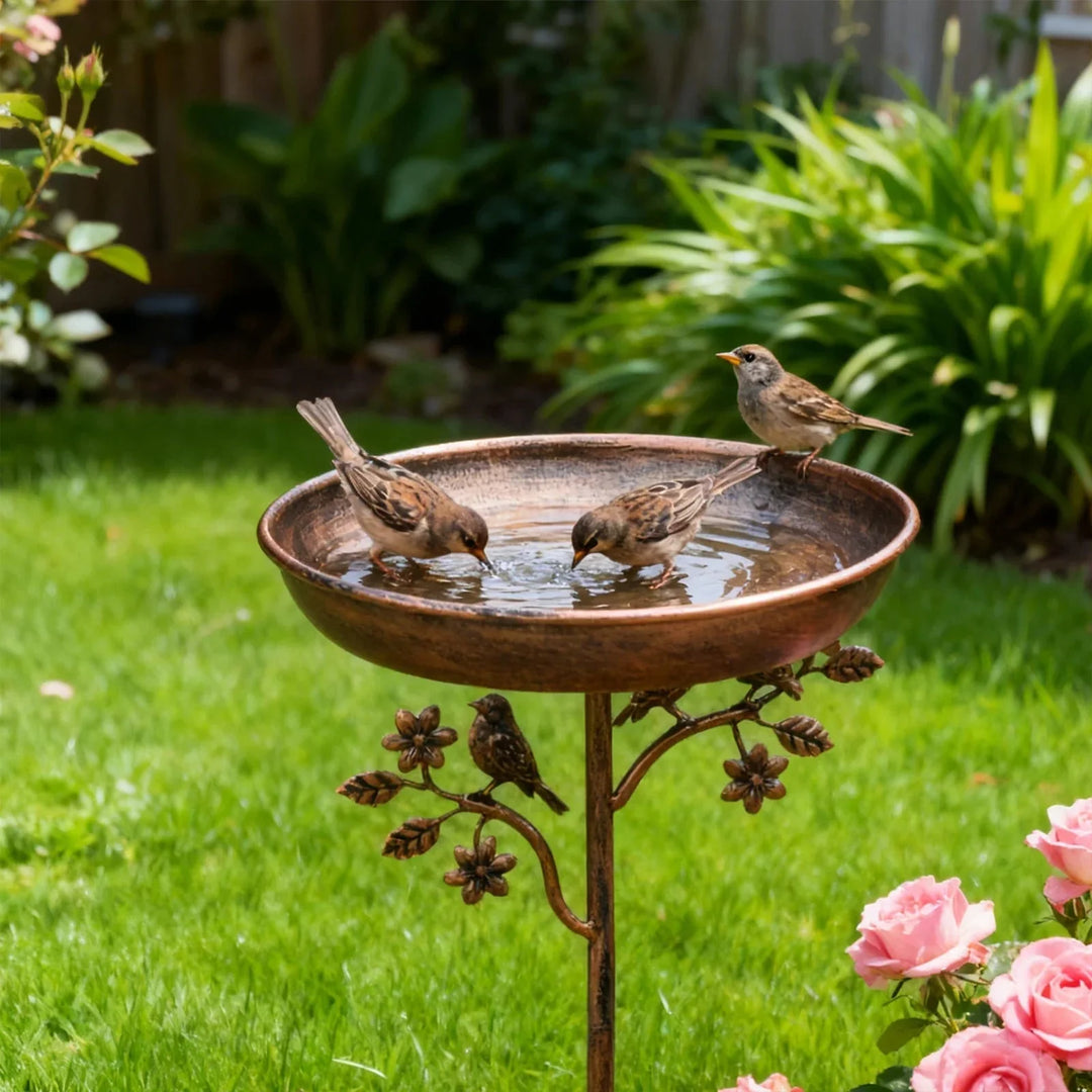 Wetterfeste Vogeltränke mit Erdspieß für Wildvögel, in attraktiver Kupfer-Optik, bietet Wasserstelle im Garten.