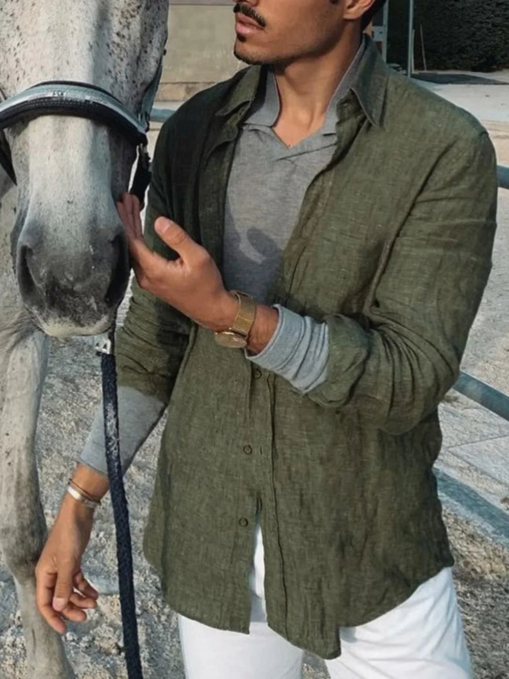 Vielseitiges, luftiges Herren Leinenhemd mit Knopfleiste für Sommer. Komfortables Freizeithemd, lässiger Look.