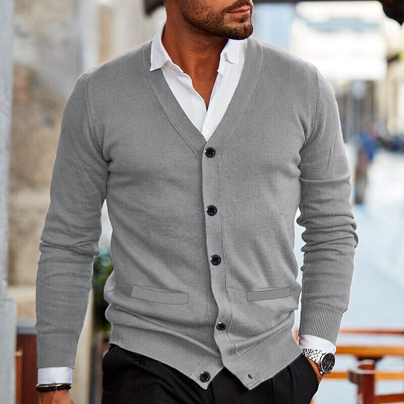 Herren Cardigan in hochwertigem Strickdesign. Warme, komfortable Oberbekleidung für Herbst und Winter. Zeitlose Herrenmode.