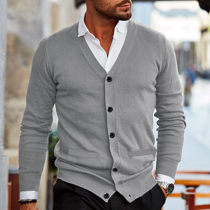 Herren Cardigan in hochwertigem Strickdesign. Warme, komfortable Oberbekleidung für Herbst und Winter. Zeitlose Herrenmode.