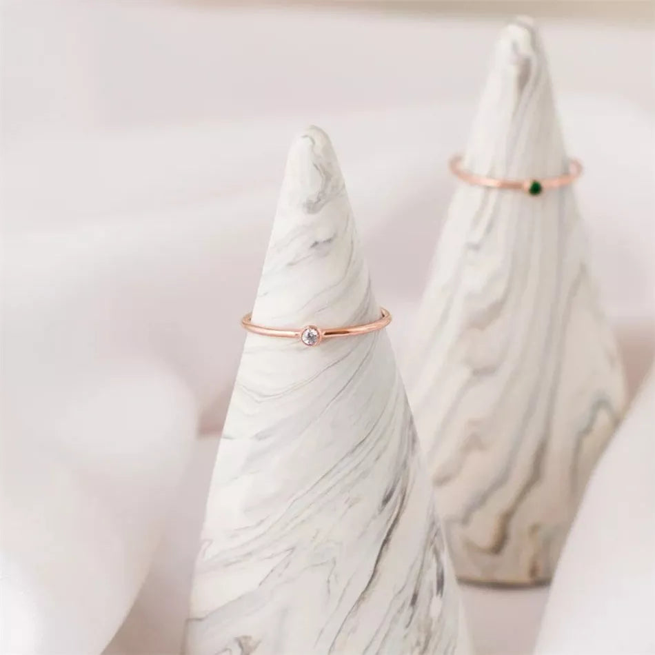 Zeitloser Silberring für Frauen, personalisierbar mit Geburtsstein, zartes Geburtstagsgeschenk für sie.