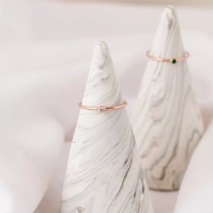 Zeitloser Silberring für Frauen, personalisierbar mit Geburtsstein, zartes Geburtstagsgeschenk für sie.