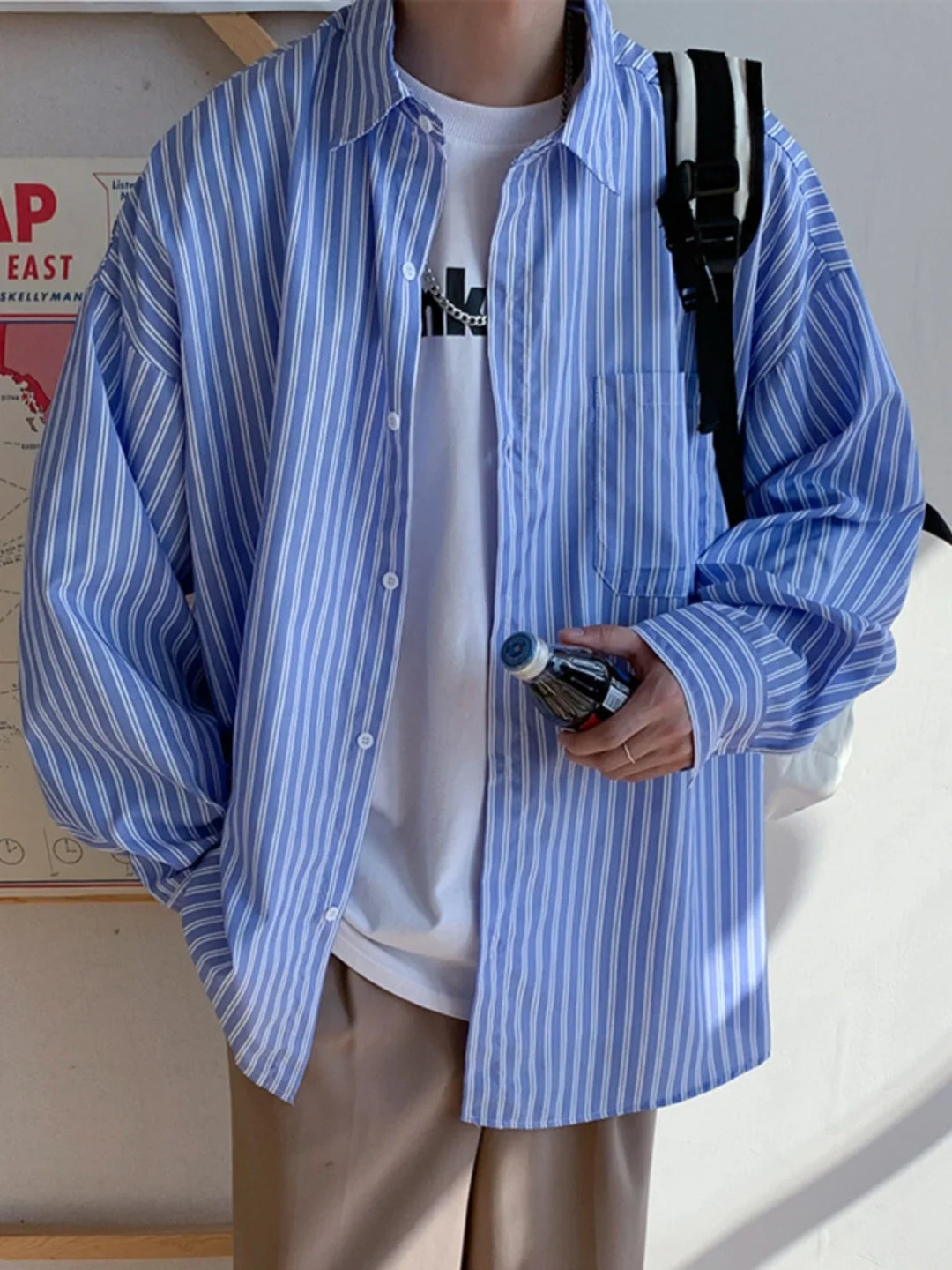 Modernes Herren Oversize Hemd, Schwarz-Weiß gestreift, bequemer Langarm-Style für Freizeit & Alltag.