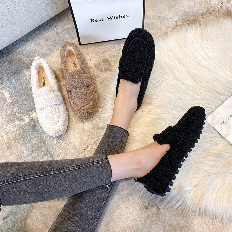 Stylische Damen Pantoffeln aus Plüsch. Bequeme Fußwärmer mit sicherer, rutschfester Sohle für zuhause.