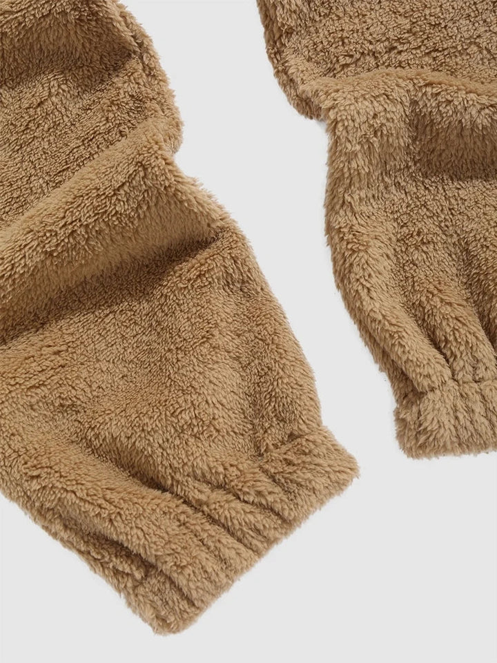 Detailansicht der flauschigen Textur der Unisex Cara Plüsch-Haushose, zeigt Komfort & hochwertige Verarbeitung.