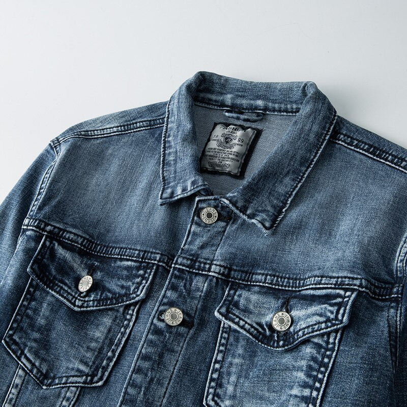 Nahaufnahme der blauen Archer Herren-Denimjacke, zeigt hochwertige Verarbeitung und klassischen Stil.