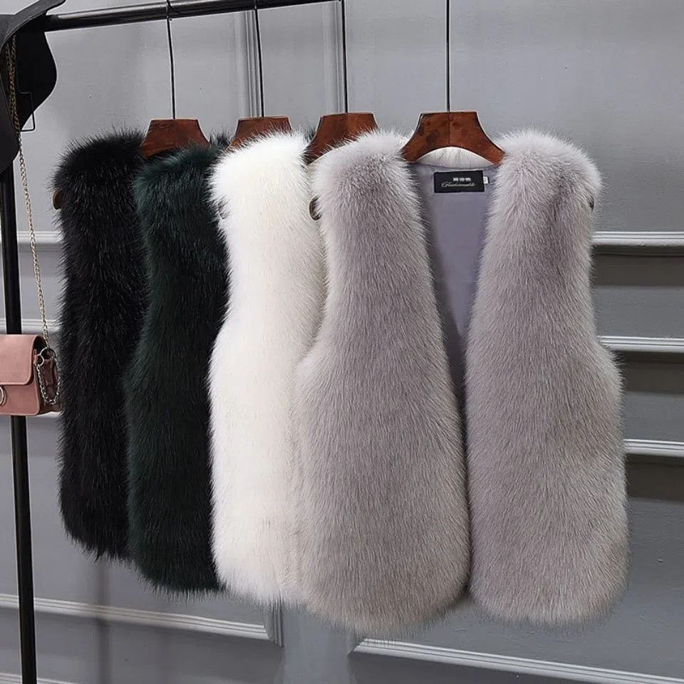 Moderne Damen Weste mit offener Front. Ärmellose, lockere Passform für vielseitige und bequeme Looks.