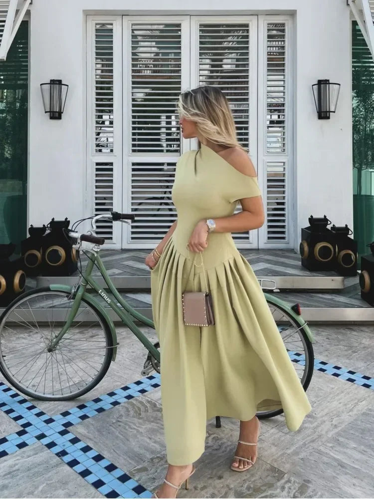 Modisches, langes Damenkleid mit hohem Kragen und elegantem A-Linien-Faltenrock für Sommer & Feste.
