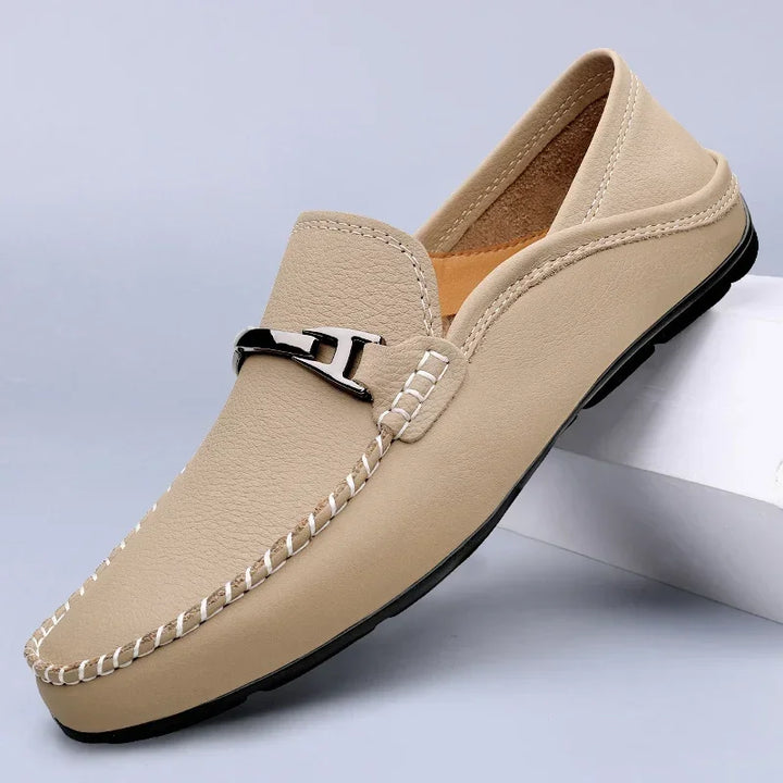 Blaue stilvolle Herren Loafer mit elegantem Metallic-Bit. Komfortable Slipper, perfekt als Business- oder Freizeitschuh.