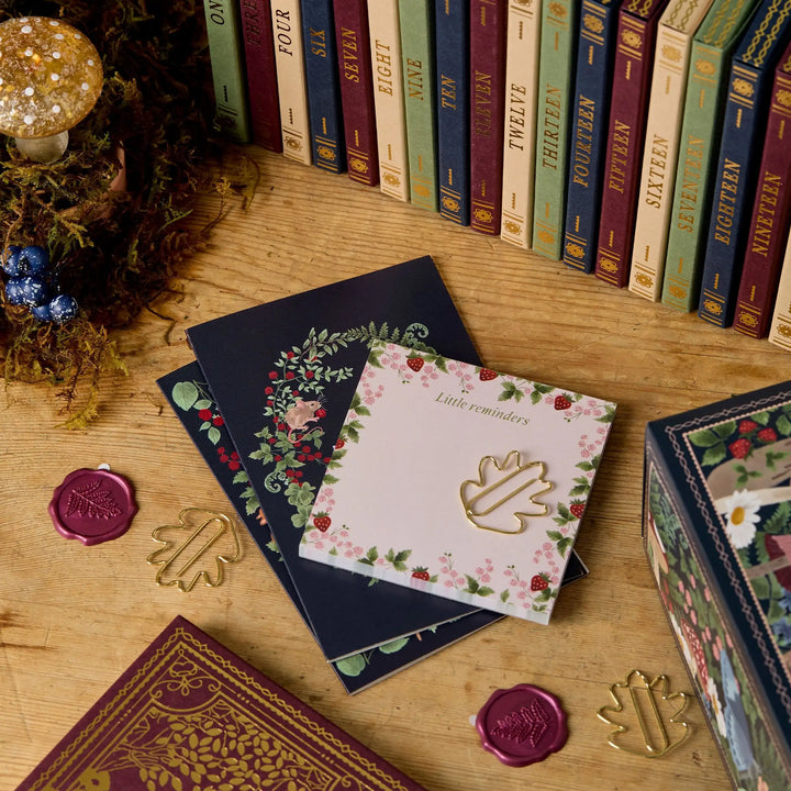 Der CraftJoy Kreativer Adventskalender in weihnachtlicher Dekoration, bereit zum Öffnen & Entdecken.