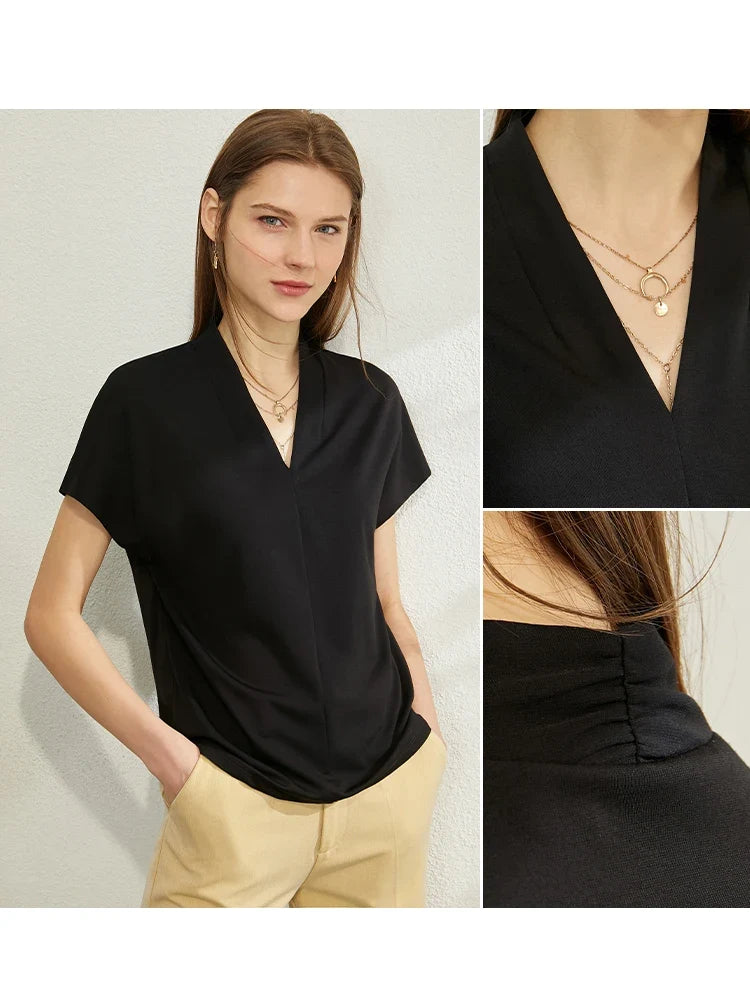 Zeitloses Damen T-Shirt mit V-Ausschnitt. Elegantes Design für Alltag & Freizeitmode.