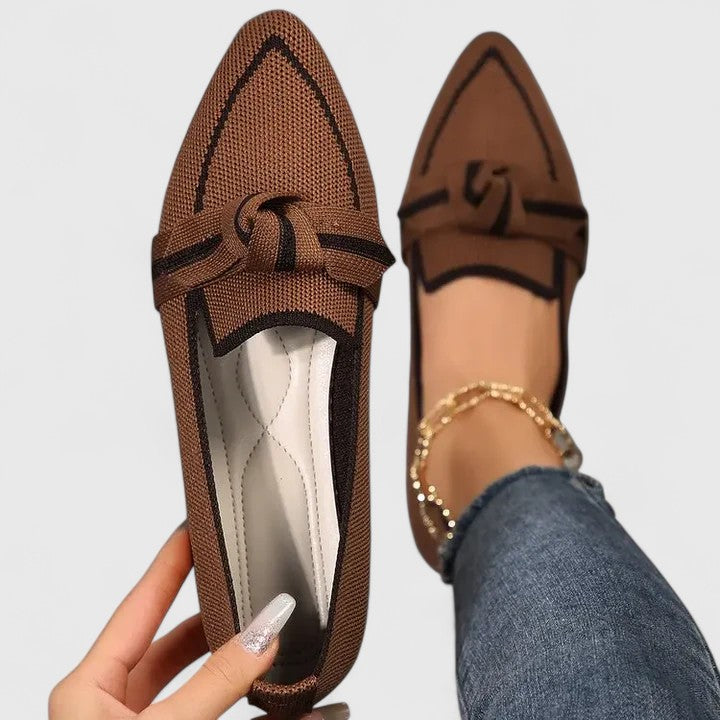 Modische Damen Flach-Loafer mit spitzer Zehenkappe und zartem Knotendetail, perfekt für den Sommer.