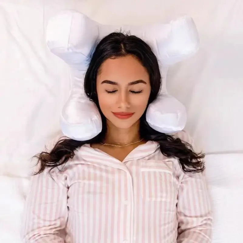 Elegantes Satin-Gesichtskissen auf einem frisch bezogenen Bett, perfekt für Schönheitsschlaf.