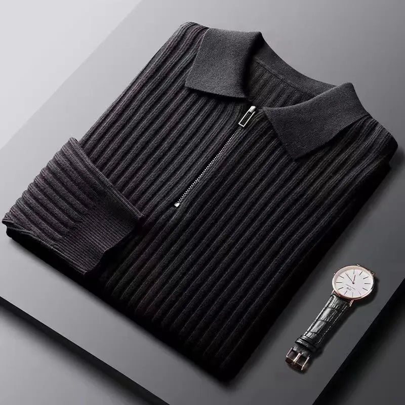 Ordentlich gefalteter Herren Polopullover mit Reißverschluss in klassischer Farbe. Bereit für den Versand, Wintermode.